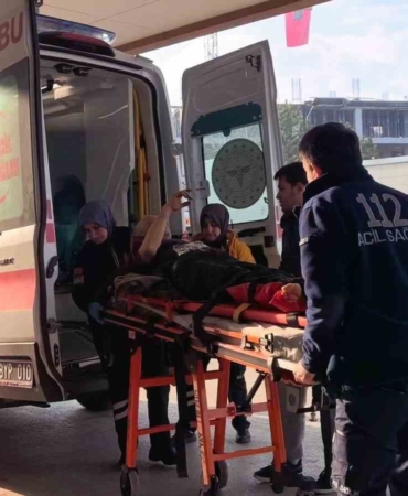 İnşaat demirlerinin altında kalan işçi yaralandı