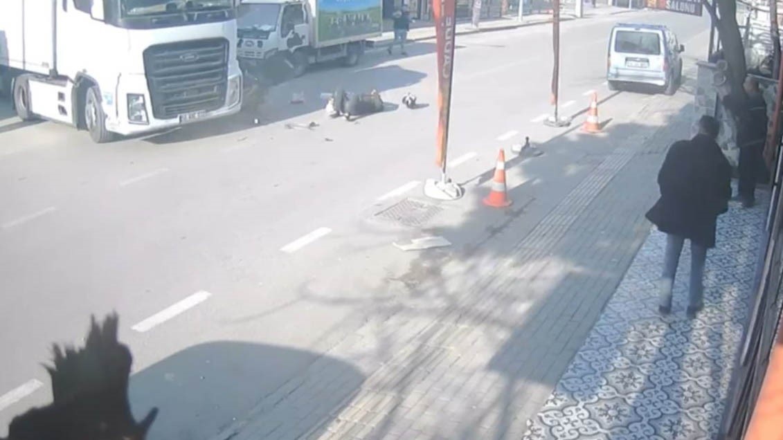 Anayola çıkan tıra, motokurye böyle çarptı