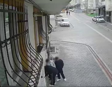 Sokakta buldukları çantadan 2 bin TL aldırlar, kendilerini sosyal medyada görünce iade ettiler