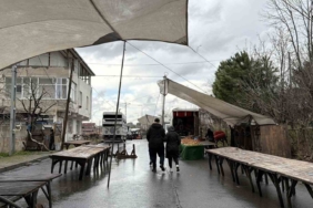 Arnavutköy’de fırtına pazarı vurdu, 08.00’den beri çadırı kuramadılar