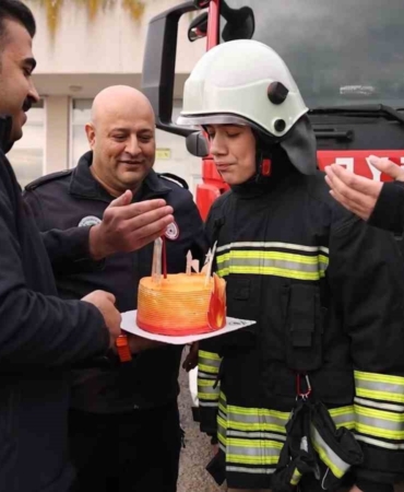 Otizme değil hayallere odaklandı: 16 yaşında itfaiyeci üniformasıyla doğum günü sürprizi