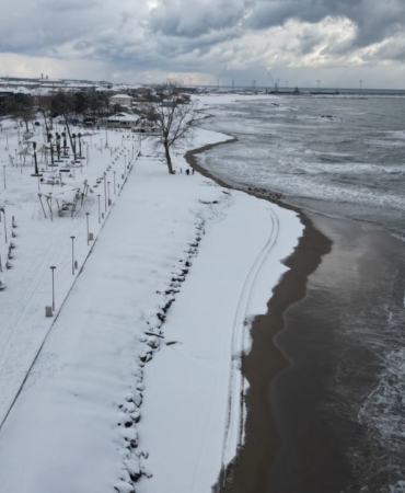 Karadeniz’in hırçın dalgaları karla buluştu, ortaya eşsiz fotoğraflar çıktı