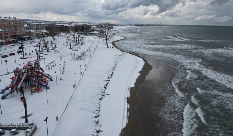 Karadeniz’in hırçın dalgaları karla buluştu, ortaya eşsiz fotoğraflar çıktı