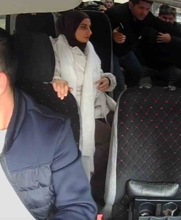 Fenalaşan yolcu için direksiyonu hastaneye kırdı