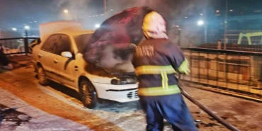 Araç yangını kısa sürede söndürüldü