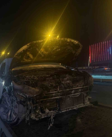 E5 Esenyurt’ta seyir halindeki araç alev alev yandı