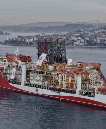 Türk sondaj gemisi Yıldırım İstanbul Boğazı’ndan geçti