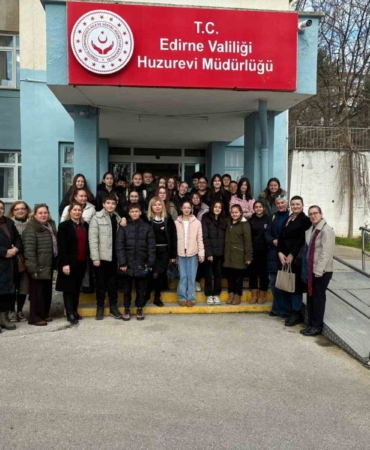 Edirne’de öğrenciler huzurevi sakinlerinin yüreğini ısıttı: Minik ellerden büyük vefa