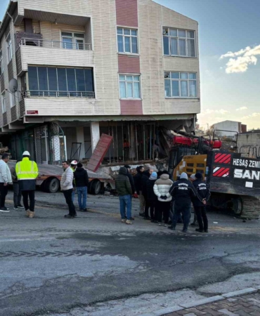 Başakşehir’de binaya saplanan vincin çıkartılma çalışmaları 5 saattir devam ediyor