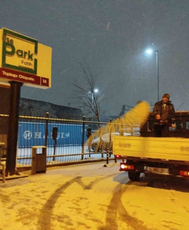 Fatih’te kar mesaisi: 350 personel, 80 araç sahada