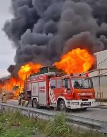 Esenyurt’ta bir zincir market deposunda yangın çıktı. Olay yerine çok sayıda itfaiye ekibi sevk edildi.