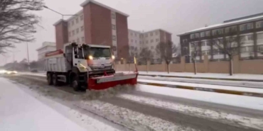 Pendik Belediyesi’nin karla mücadele çalışmaları tüm hızıyla sürüyor