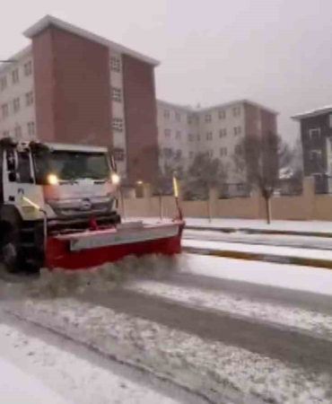 Pendik Belediyesi’nin karla mücadele çalışmaları tüm hızıyla sürüyor