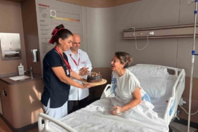 Bir yıl yutma mücadelesi veren doktor, doğum günü pastasını yutabilmenin mutluluğunu yaşadı