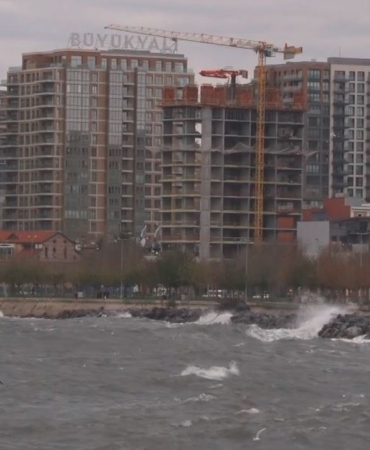 İstanbul’da lodos etkili oluyor: Fatih ve Zeytinburnu’nda dev dalgalar