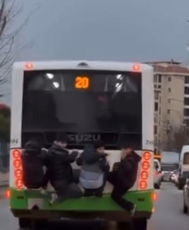 Bursa’da belediye otobüsünde tehlikeli yolculuk