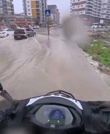 Göle dönen yollarda direksiyon başındaki motokurye yaşadıklarını kayda aldı