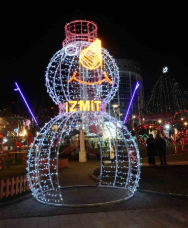 Kocaeli 2026’ya coşkuyla girdi: Sokaklar ışıltı ve neşeyle doldu