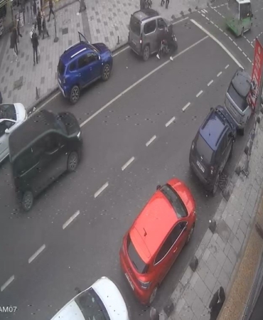 Ön kaldıran motosikletli park halindeki araca çarptı