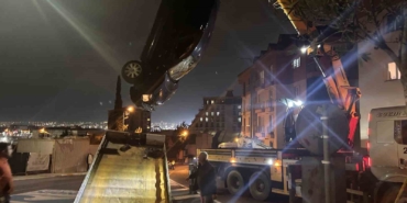 Pendik’te otomobil apartman bahçesine uçtu: 2 yaralı