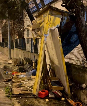 Tekirdağ’da kamyonet taksi durağına daldı, olay yerini terk etti: O anlar kamerada