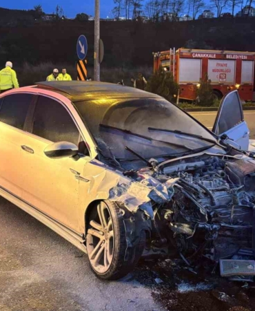 Çanakkale’de iki otomobil çarpıştı: 5 kişi yaralandı
