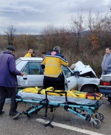 Gönen’de iki otomobil çarpıştı: 6 yaralı