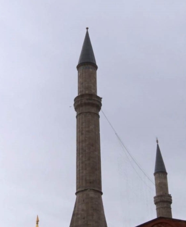 Ayasofya Camii’nin alemi şiddetli rüzgar nedeniyle düştü