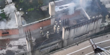 Gaziosmanpaşa’da işyerinde yangın çıktı, itfaiye ekipleri duvarı balyozla kırarak yangına müdahale etti