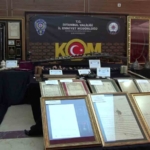 İstanbul’da tarihi eser kaçakçılığına darbe: Osmanlı Dönemine ait kalkan ve miğfer grubu ve binlerce eser ele geçirildi