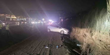 Polis aracına ve elektrik direğine çarptı
