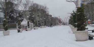 Sultangazi’de çocuklar kardan adam yaptı, karın keyfini çıkardı