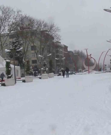 Sultangazi’de çocuklar kardan adam yaptı, karın keyfini çıkardı