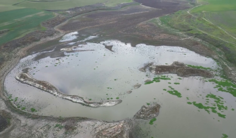 Doğuda kar batıda kuraklık: Gölette korkutan görüntü