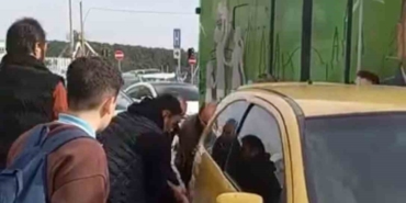 Arnavutköy’de ilginç anlar: Otobüse yol vermek için aracı elleriyle kaldırdılar