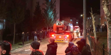 İnegöl’de ev yangını: 1’i çocuk 3 kişi dumandan etkilendi