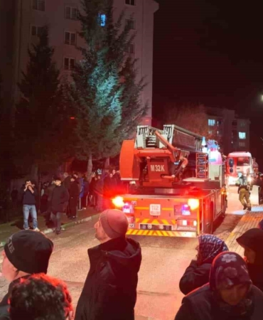 İnegöl’de ev yangını: 1’i çocuk 3 kişi dumandan etkilendi