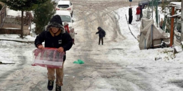 Arnavutköy’de kar yağışıyla kayak pistine dönen sokak dronla görüntülendi