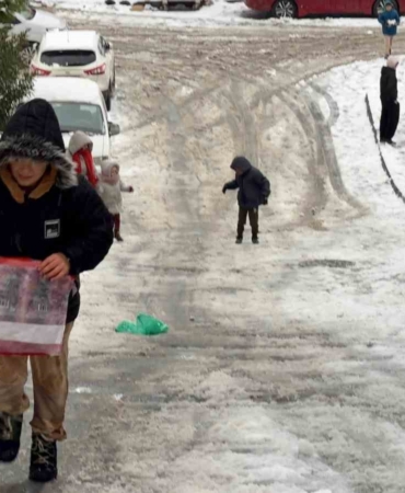 Arnavutköy’de kar yağışıyla kayak pistine dönen sokak dronla görüntülendi