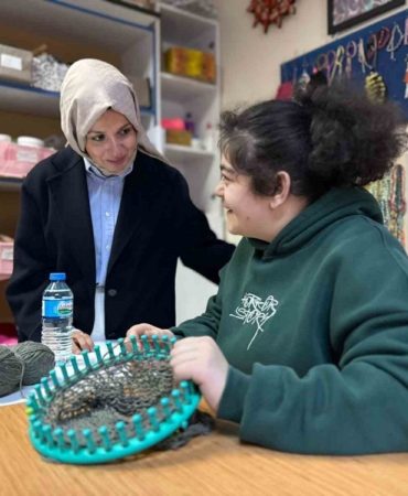 Vali Sözer’in eşi Zeynep Sözer’den engelli bireylere destek