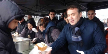 Uzun kuyrukların oluştuğu festivalde 2 ton 11 kilogram hamsi dağıtıldı