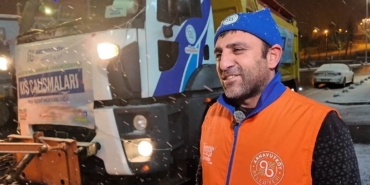 Arnavutköy’de kar küreme aracından çocuklara çay ikramı