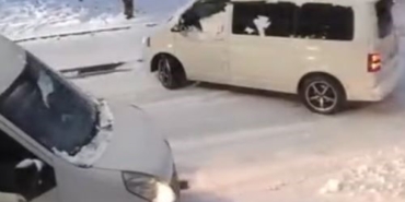 Sultangazi’de kar yağışı kazalara neden oldu: Caddeler buz pistine döndü