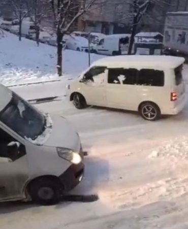 Sultangazi’de kar yağışı kazalara neden oldu: Caddeler buz pistine döndü