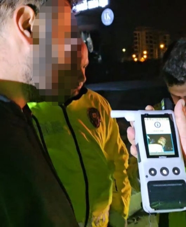 Alkollü sürücü kaza yaptı, yaralanan eşini suçladı: "Eşimle kavga ettik, direksiyonu kırdı"