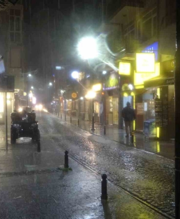 Çanakkale’de sağanak sonrası cadde ve sokaklar göle döndü