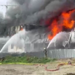 Esenyurt’ta bulunan bir inşaat alanında işçilerin kaldığı konteynerde henüz bilinmeyen bir nedenle yangın çıktı. Alevler kısa sürede büyürken olay yerine itfaiye ekipleri sevk edildi.