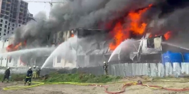 Esenyurt’ta bulunan bir inşaat alanında işçilerin kaldığı konteynerde henüz bilinmeyen bir nedenle yangın çıktı. Alevler kısa sürede büyürken olay yerine itfaiye ekipleri sevk edildi.