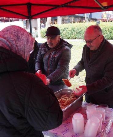 Bilecik’te Miraç Kandili dolayısıyla vatandaşlara helva ikramı