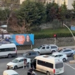 Pendik’te kırmızı ışıkta yol verme kavgası kamerada